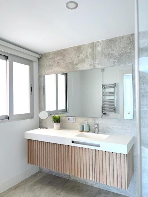 Moderno Y Completo Apartamento Frente Al Mar Málaga Exteriör bild